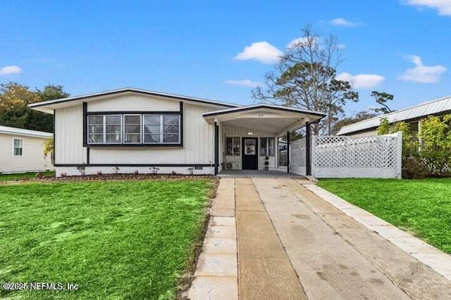 view of front of house with a carport and a front yard