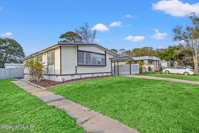 view of front of house with a carport and a front yard