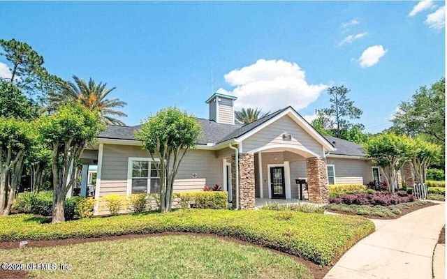 view of front of house featuring a front yard