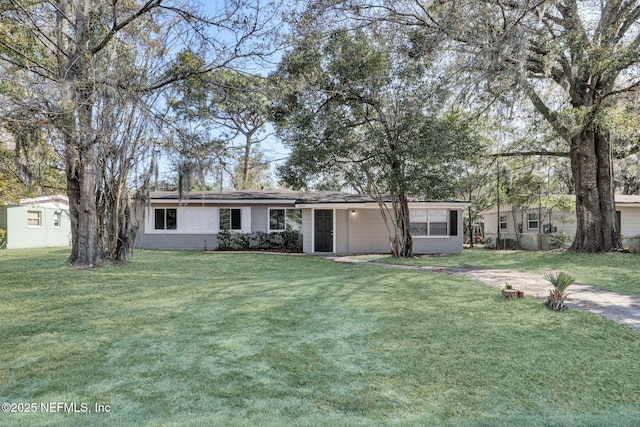 single story home with a front lawn