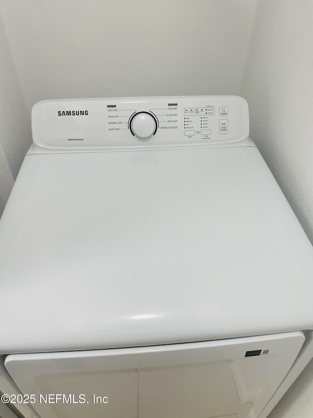 details with washer / clothes dryer