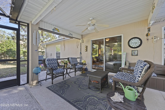 sunroom with ceiling fan