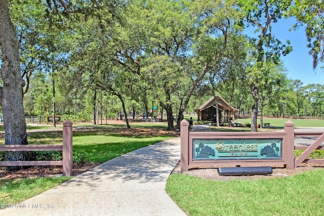 view of property's community featuring a lawn