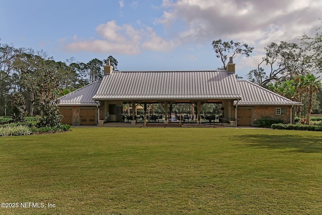 view of property's community featuring a lawn