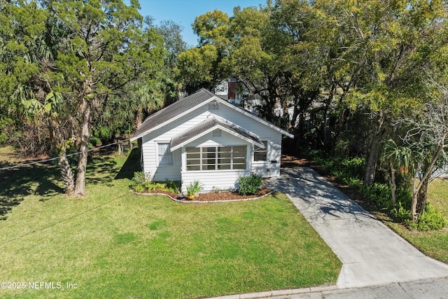 view of front of house with driveway and a front lawn