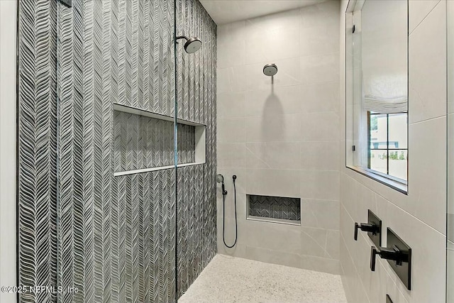 bathroom featuring tiled shower