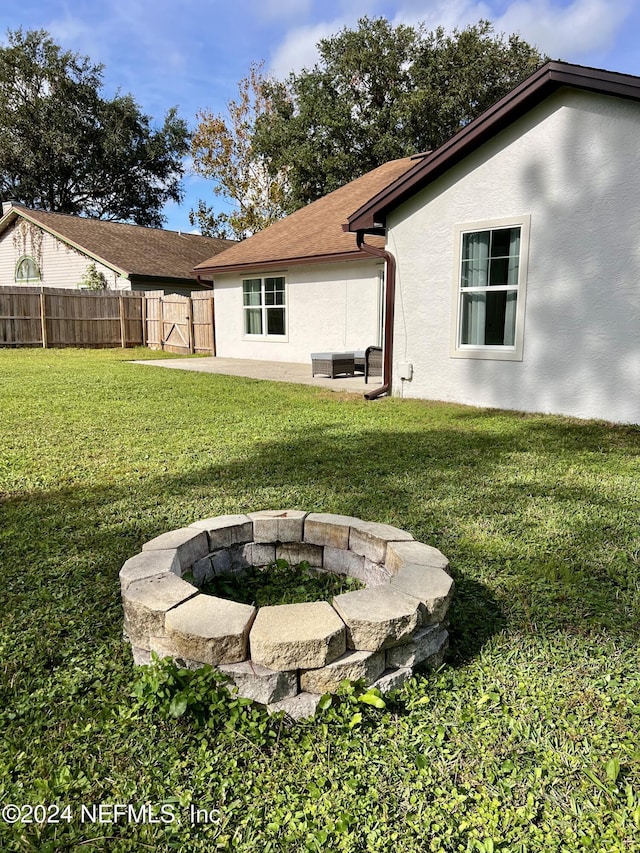 view of yard featuring an outdoor fire pit