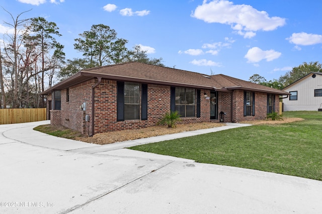 ranch-style house featuring a front yard