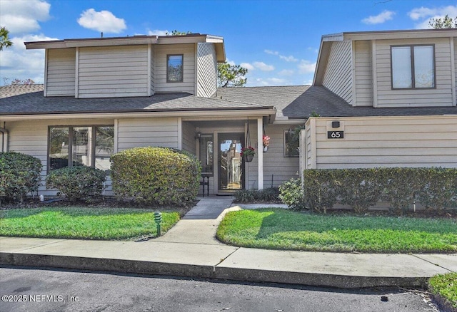 view of front of property featuring a front yard