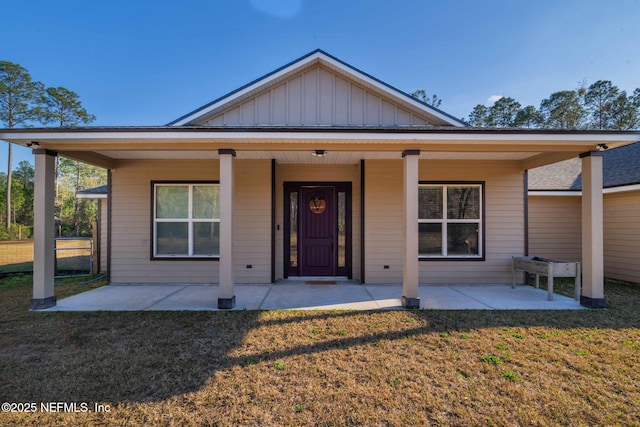 view of front of home featuring a front yard