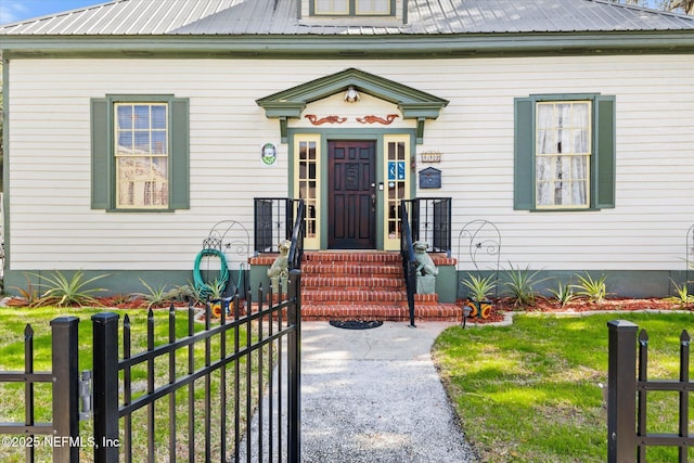 view of front of home featuring a front lawn