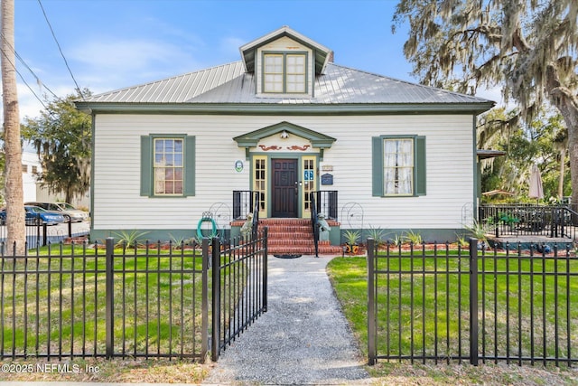 view of front of house featuring a front lawn