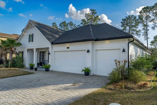 view of front facade featuring a garage