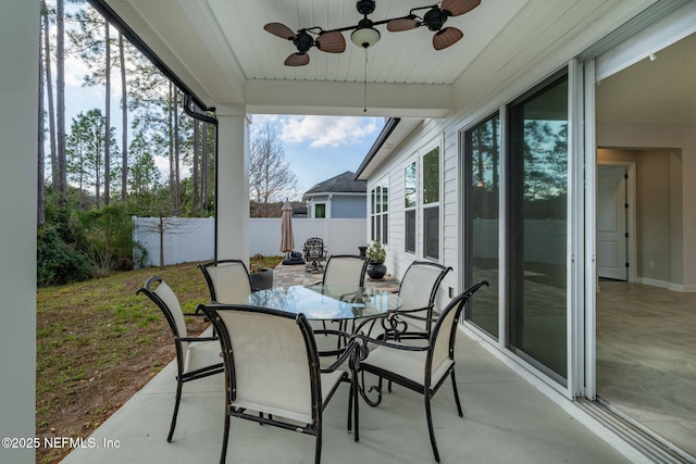 sunroom with ceiling fan