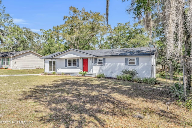 single story home featuring a front lawn