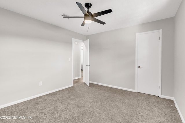 unfurnished room featuring ceiling fan and carpet flooring