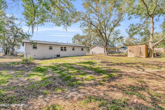 view of yard with a shed