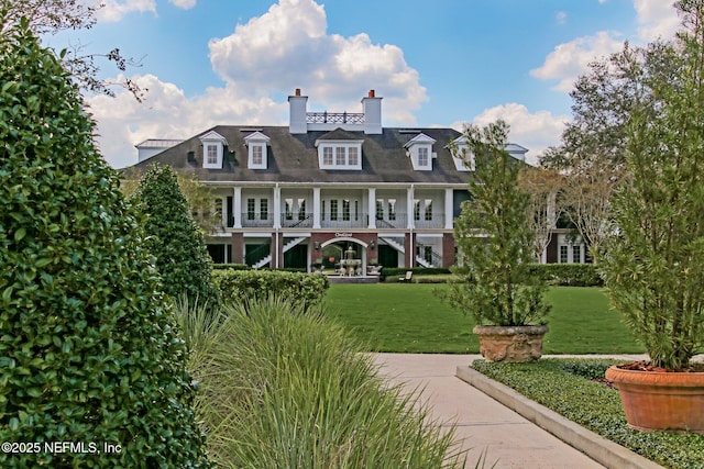 view of front of property featuring a front yard