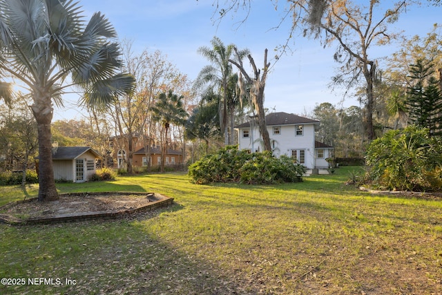 view of yard featuring an outdoor structure