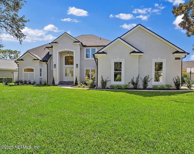 view of front of property featuring a front lawn