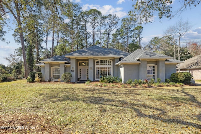 view of front of property featuring a front lawn