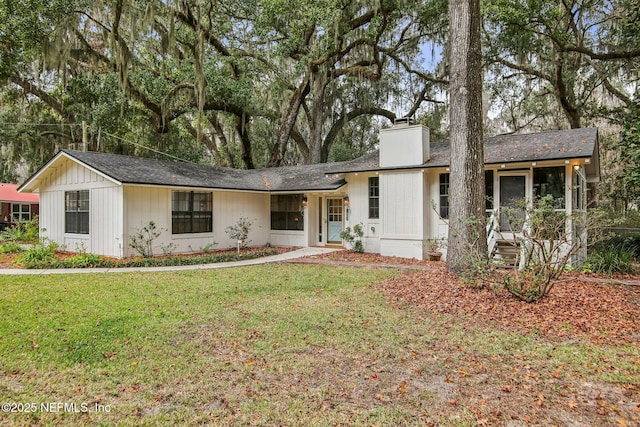 single story home featuring a front yard