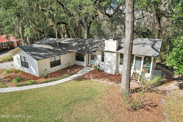 ranch-style home with a front yard