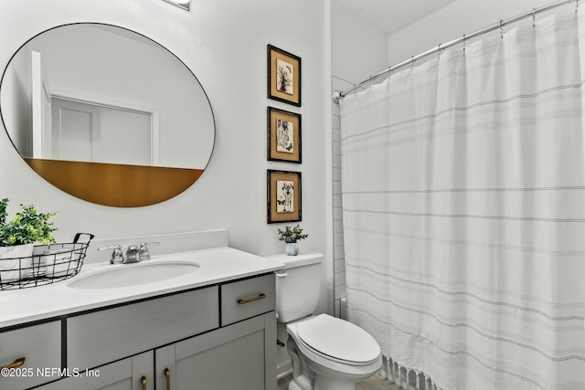 full bath featuring a shower with shower curtain, vanity, and toilet