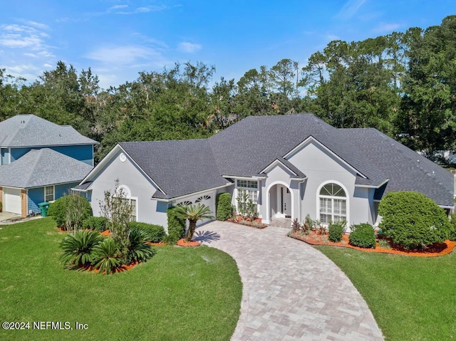 view of front of home featuring a front lawn