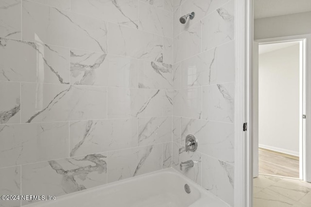 bathroom with tiled shower / bath