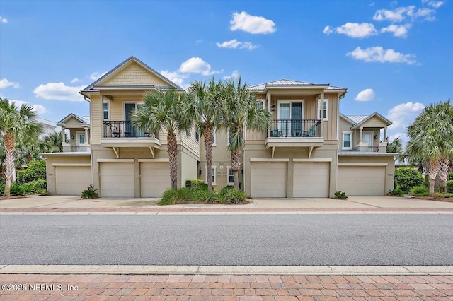 townhome / multi-family property featuring a balcony