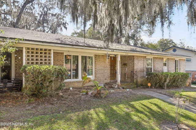 ranch-style home featuring a front lawn