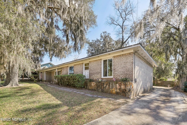 single story home featuring a front yard