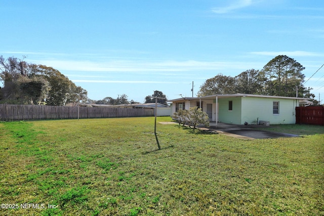 view of yard featuring a patio