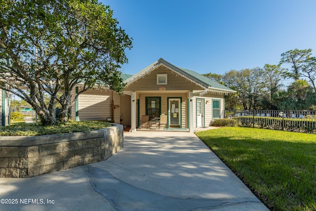 view of front of property featuring a front lawn