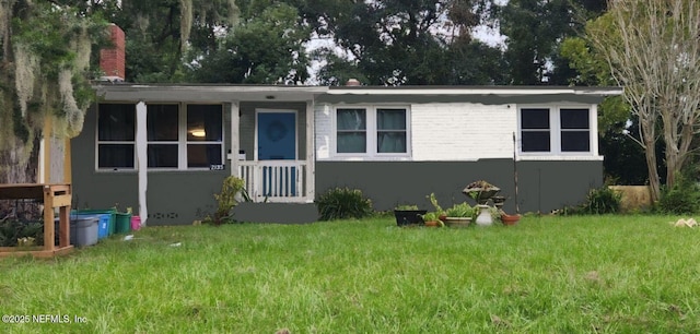 view of front facade with a front lawn