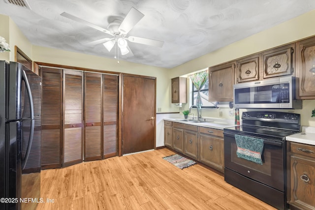 1019 Haynes Ct, Green Cove Springs, FL 32043 - kitchen with ceiling fan, sink, light hardwood / wood-style floors, and black appliances