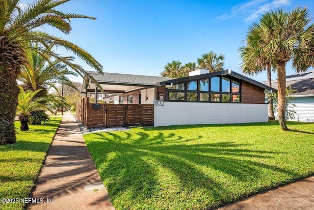 view of front of home featuring a front yard