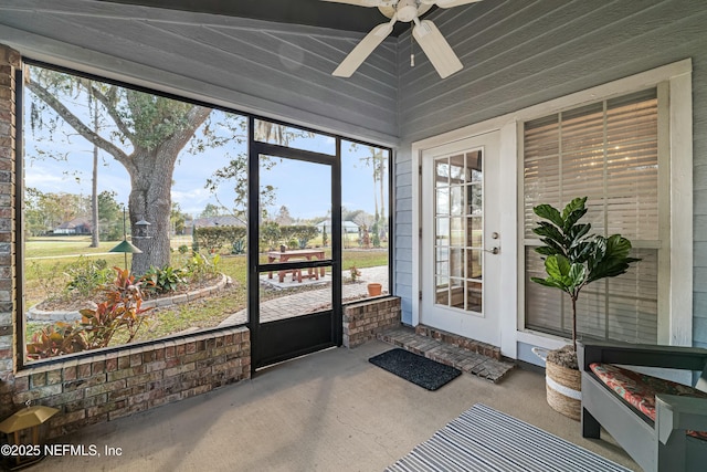 sunroom with ceiling fan