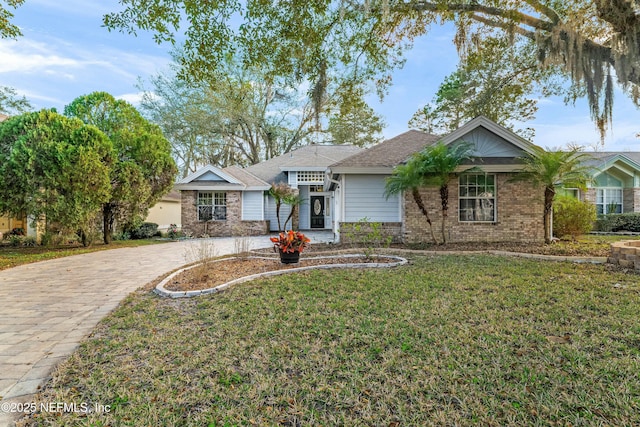 single story home featuring a front lawn