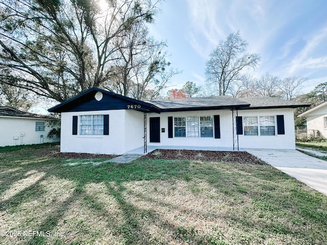 single story home featuring a front yard