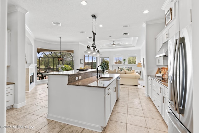 2095 Crown Dr, Saint Augustine, FL 32092 - kitchen featuring stainless steel refrigerator with ice dispenser, a center island with sink, a sink, visible vents, and ceiling fan