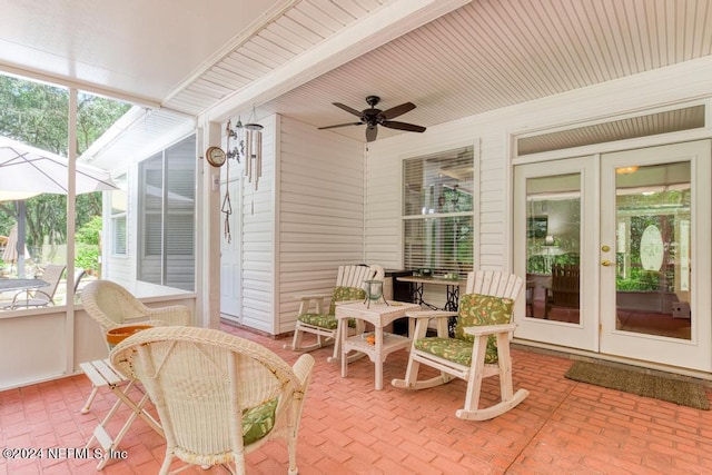 sunroom with ceiling fan