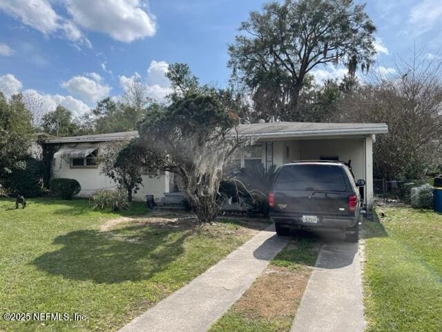 ranch-style home featuring a front lawn and a carport