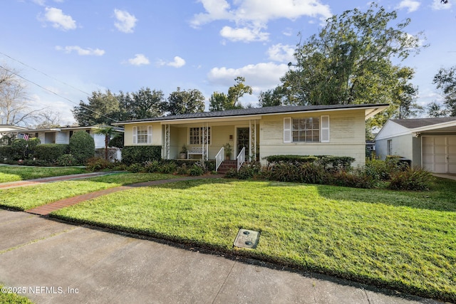 ranch-style house featuring covered porch and a front yard