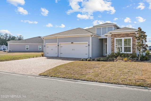 view of front facade featuring a garage and a front yard