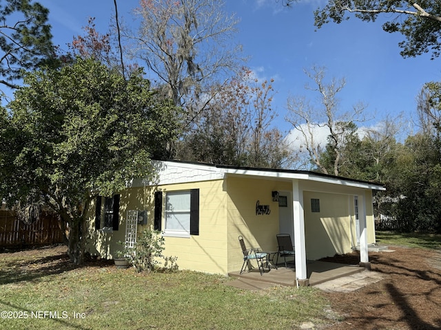 view of front of house featuring a front yard and a patio area