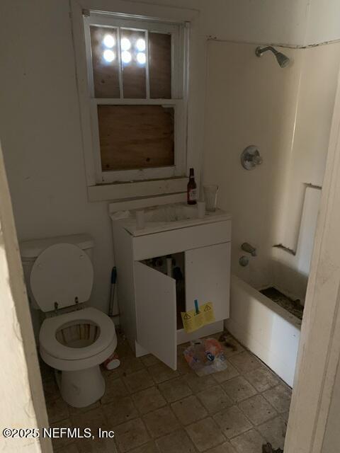 bathroom featuring a tub and toilet