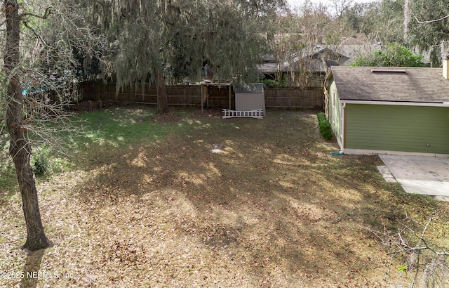 view of yard with an outdoor structure