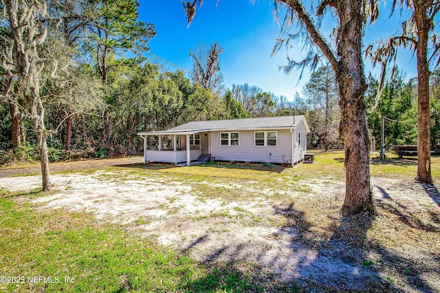 view of front of property featuring a front yard